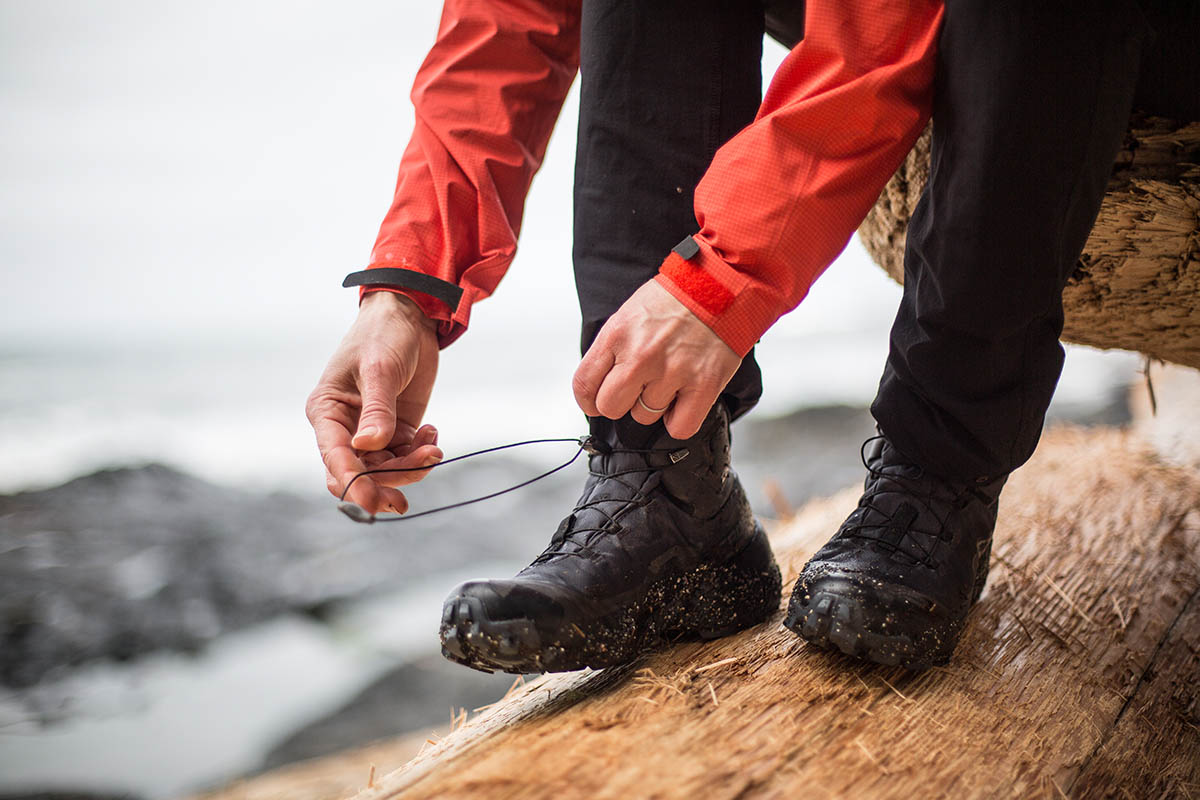 Women's hiking shoes (lacing the Salomon Cross Hike Mid GTX boot)